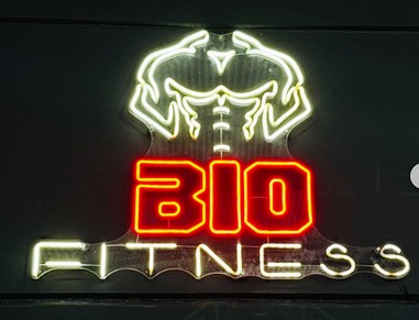 Letreiro em neon da BIO FITNESS na academia